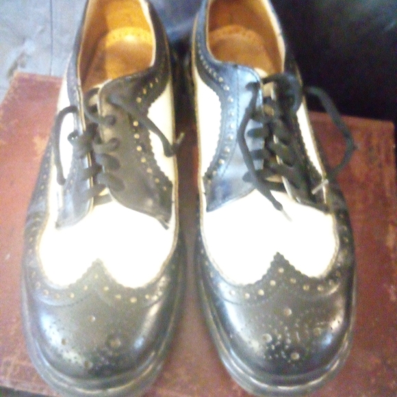 Dr. Martens Mens USA 8  Ladies 9  Run Large Black and White Oxford Shoes - Picture 10 of 14